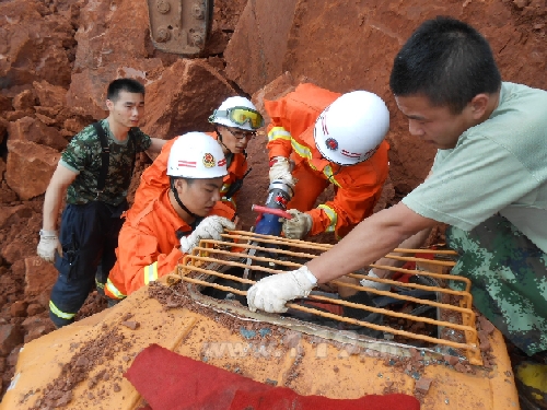 山體滑坡巨石壓司機(jī) 株洲縣消防緊急救出被困者