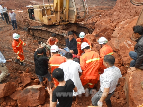 山體滑坡巨石壓司機(jī) 株洲縣消防緊急救出被困者