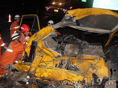 疲勞駕駛拖車撞護欄 大理消防救出被困司機[圖]