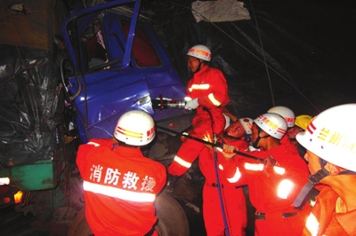 貨車追尾司機(jī)被困消防人員緊急救援