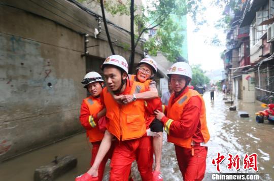 圖為消防官兵在漢陽(yáng)馬滄湖小區(qū)營(yíng)救一名被困老人。李國(guó)柱攝