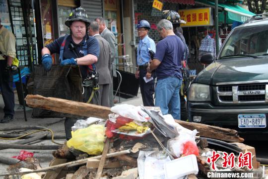 紐約唐人街華人商鋪區(qū)爆炸起火消防員緊張清理現(xiàn)場