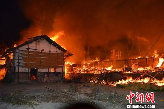 重慶石柱21間民房大火中燒毀13位村民受災(zāi)（圖）