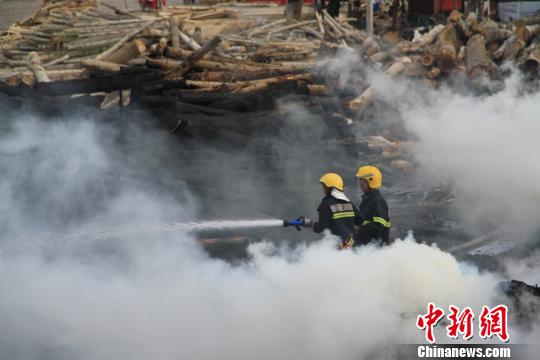 圖為新疆塔城消防人員正在用水槍滅火。 馬振彪 攝