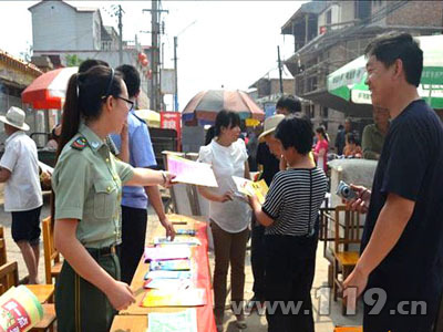 宣傳人員發(fā)放宣傳資料