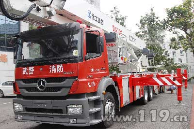 32米登高平臺(tái)消防車  