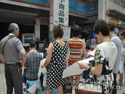 市場內(nèi)群眾邊看警示片邊看資料