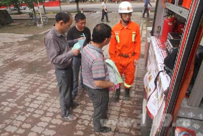 消防官兵向過往群眾講解消防知識