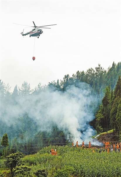 森林消防直升機趕往“火場”上空滅火