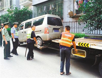 面包車因占用消防通道被拖車拖走