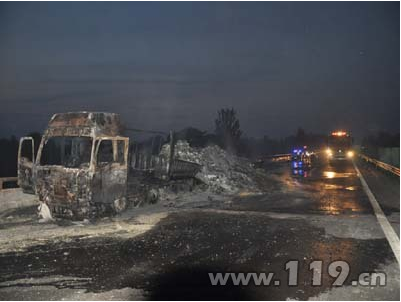 寧洛高速大貨車爆胎起火