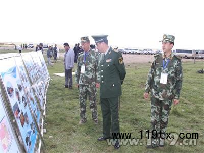 李海峰副總隊長觀看滅火流程示意展板