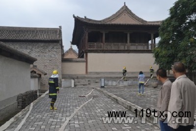 架設(shè)水槍陣地