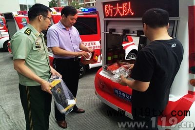 消防官兵參觀多功能消防巡邏車