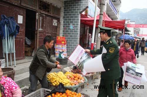 消防官兵走上街頭宣傳消防常識(shí)