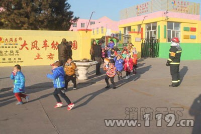 幼兒園小朋友體驗(yàn)火災(zāi)逃生