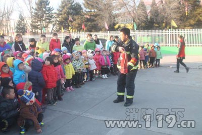 幼兒園小朋友體驗(yàn)火災(zāi)逃生