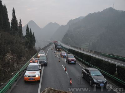 滬渝高速一商品貨車起火