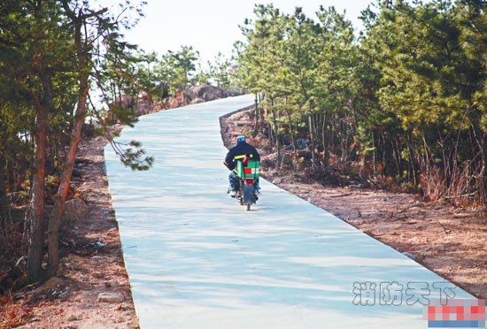 在防火期內(nèi)，防火員每天都要沿山巡邏，以防火災