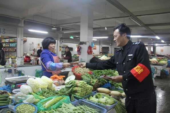 民警宣傳法律法規(guī)和安全防火常識(shí)