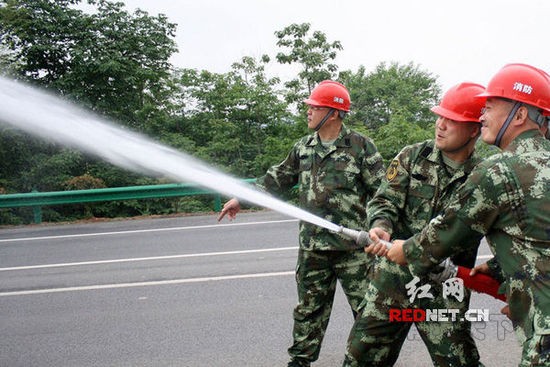 (2015年5月13日，湖南省漣源市橋頭河鎮(zhèn)消防隊隊員們在進行消防訓(xùn)練。