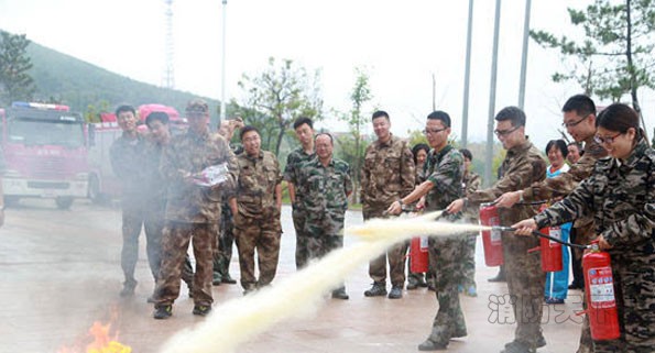 消防民警講解各類消防設(shè)備技能