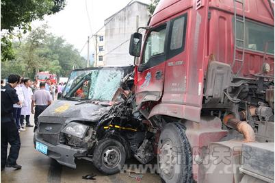 溫州一鄉(xiāng)村兩車相撞致1人被困