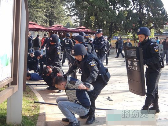 3名“歹徒”被警員成功制服