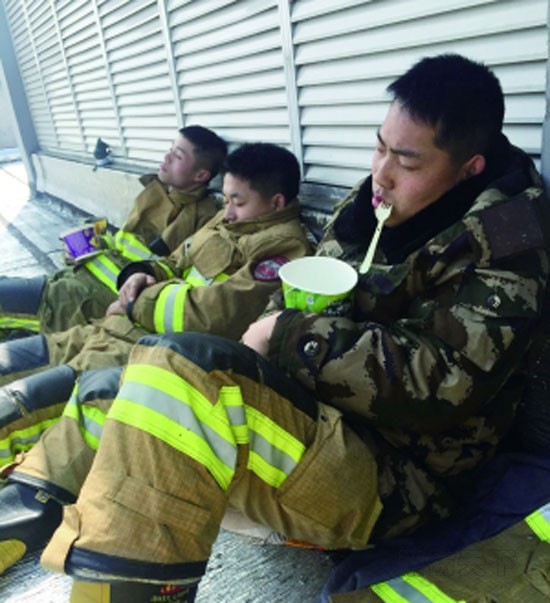 奮戰(zhàn)一夜后，消防戰(zhàn)士郭武警手捧泡面睡著了