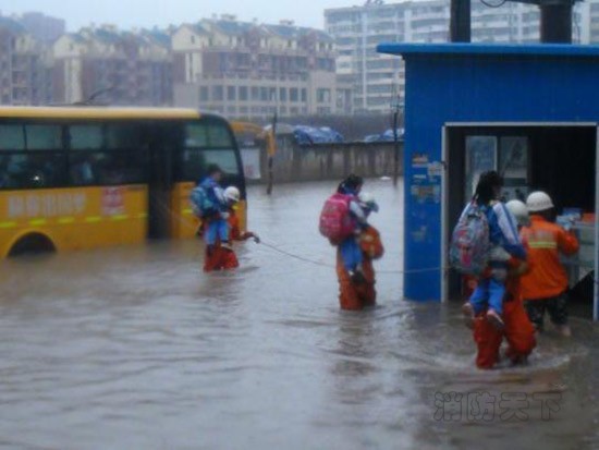 強(qiáng)降雨致校車熄火 湖北黃石消防轉(zhuǎn)移40余名學(xué)生